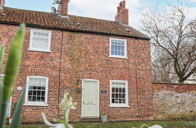 FERN COTTAGE, pet friendly, with open fire in Great Driffield