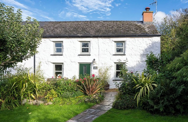 FERN COTTAGE, pet friendly, character holiday cottage in Aberporth