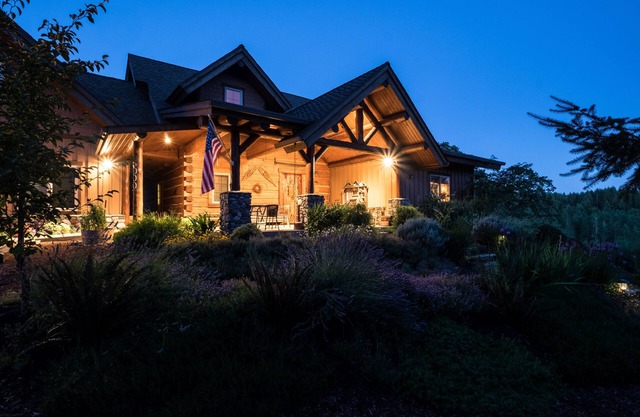 Fern Hill Lodge - Luxury Log Retreat with Fishing Pond in Oregon Wine Country