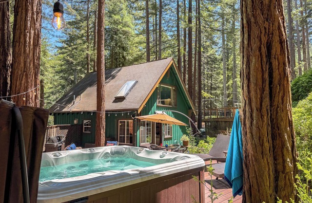 Fern Woods- Enchanting Redwood Cabin- Sprawling DECKS!Redwoods-HtTb/WiFi/Pup