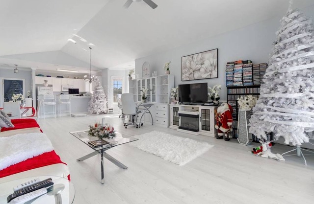 Festive Lakeview Condo Near Broadway & Beach