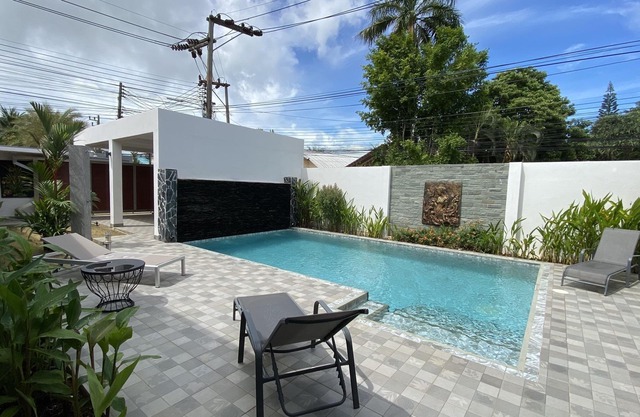Few Minutes to Naiharn Beach, 3 Bedrooms Pool Villa