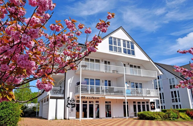 Fewo mit Balkon und Strandkorb am Strand