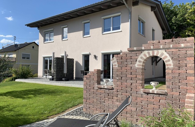 FeWo MORGENSONNE -Beautiful semi-detached house with entry to the natural swimming pool in Fischach