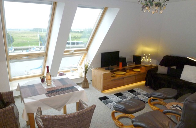 FEWO SEGELHAFENIDYLL, direct and quiet waterfront location, WLAN - vacation apartment