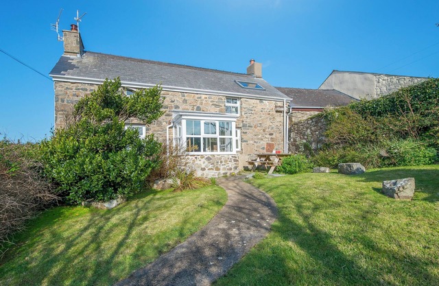 Fferm Ty Uchaf, Holiday Home Pwll Deri, Strumble Head, Sleeps 6, 4 bedrooms, bathrooms