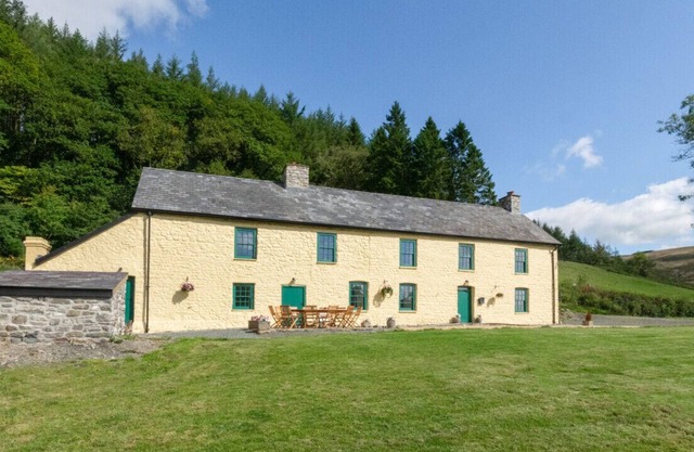 Ffermdy Llanwrtyd - Six Bedroom House, Sleeps 11