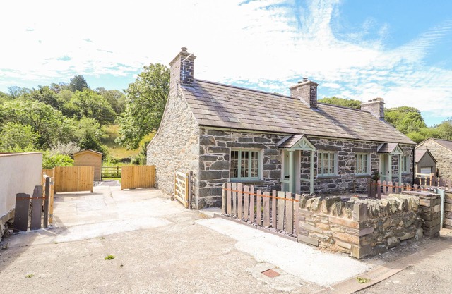 FFRWDD GALED UCHAF, family friendly, with open fire in Tregarth
