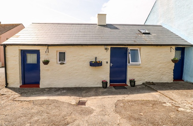FFYNNON TOM, pet friendly, character holiday cottage in St Davids