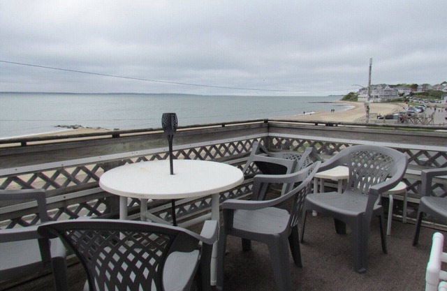 FHILT: Falmouth Heights Beach Waterfront Apartment, 2nd floor deck