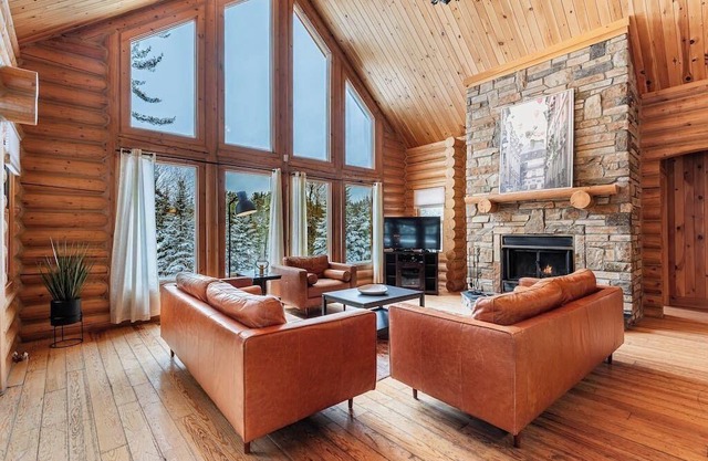 Fiddler Lake Resort Chalet + Private Jacuzzi