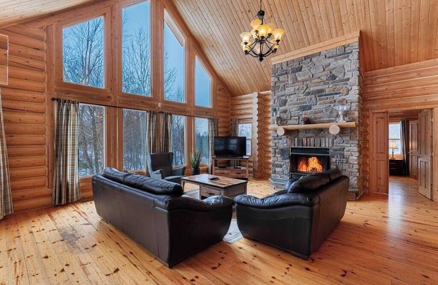 Fiddler Lake Resort Chalet + Private Jacuzzi