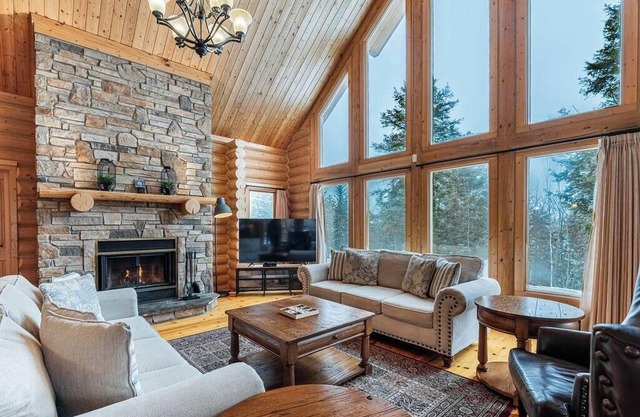 Fiddler Lake Resort Chalet + Private Jacuzzi