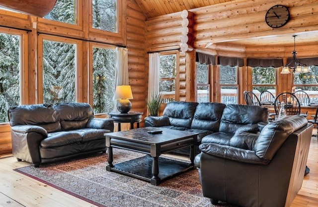 Fiddler Lake Resort Chalet + Private Jacuzzi
