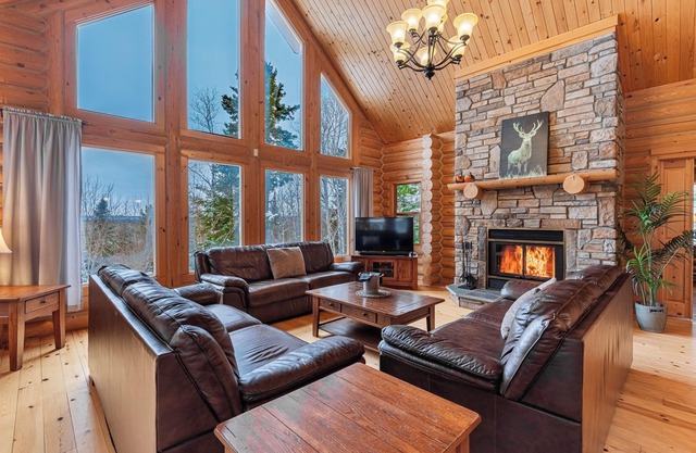 Fiddler Lake Resort Chalet + Private Jacuzzi