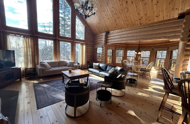 Fiddler Lake, spacious log cabin with pool, spa, sauna, pool table, poker table