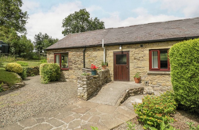 FIELDFARE, pet friendly, character holiday cottage in Kingsland