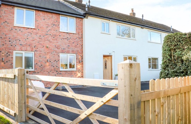 FIELDVIEW HOUSE, pet friendly, character holiday cottage in Derby