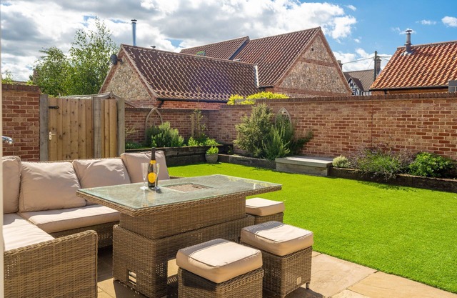 Filby Barn - Stylish Single Storey Barn Conversion with Enclosed Garden