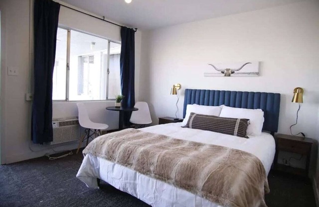Fillmore Lodge: Cute Queen Room at Special Rate!