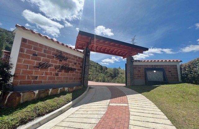 Finca de Lujo con Chimenea y Jacuzzi a 10 Min Autopista en Guarne
