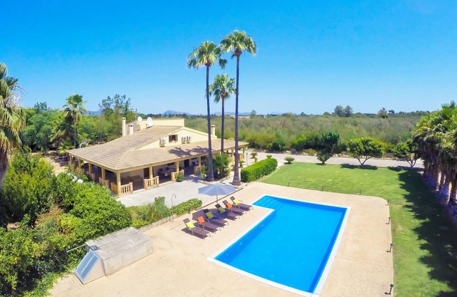 Finca Es Caulls – Finca with barbecue and swimming pool