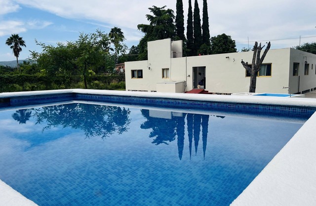 Finca Ybarra, espaciosa casa de campo con pequeña alberca y amplio jardín.