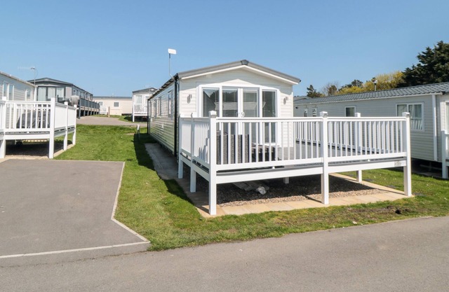 FINCH 5, country holiday cottage, with a garden in Cayton