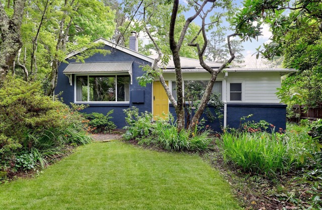 Finchley | Located on 6 acres and includes a Championship Tennis Court
