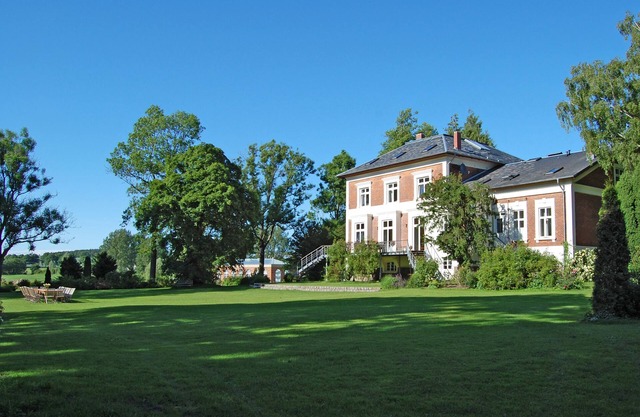 Fine apartment in the manor house with Rosenpark