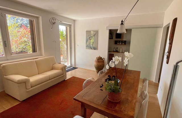 Finely furnished apartment in villa with independent entrance and garden