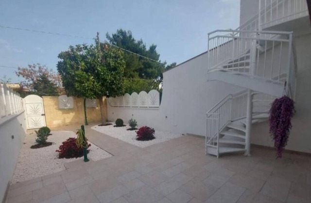 Finely renovated villa a few meters from the beach