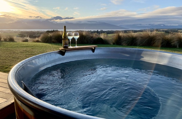 Fiordland Eco-Retreat ☆ Panoramic Views ☆ Hot Tub