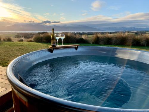 Fiordland Eco-Retreat - Panoramic Views - Hot Tub