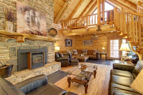 Fire Pit and Hot Tub Lakeside Cabin on 2 Acres!