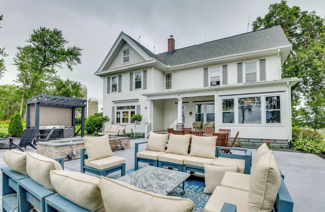 Fire Pits, Views & Yard: Luxe Mt Horeb Getaway!