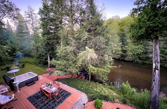 Firefly Lodge! Boardman River! Hot Tub! Woodstove!
