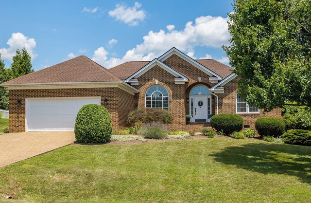 Firepit, fireplace, jetted tub + more! Close to JMU, Massanutten + Shenandoah!
