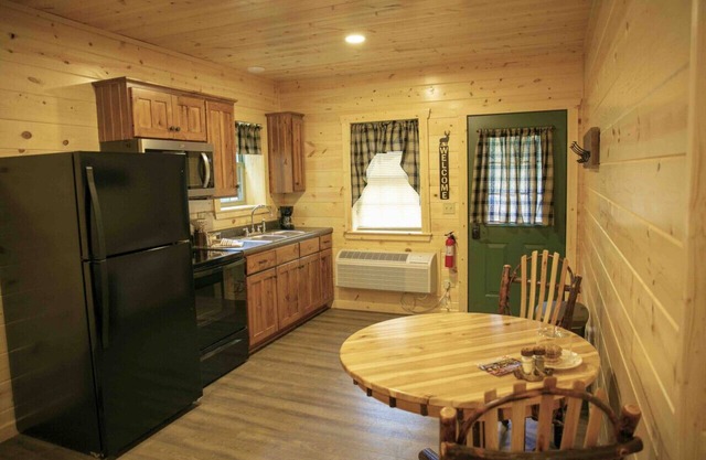 Fireplace Lodge Suite 1/2 Mile to Downtown Berlin