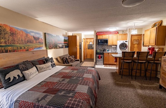 Fireplaced Mountain King Suite w/Hot Tubs & Pools