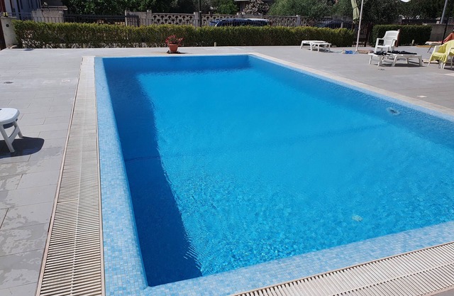 First floor apartment overlooking pool 15 minutes from blue ribbon beach