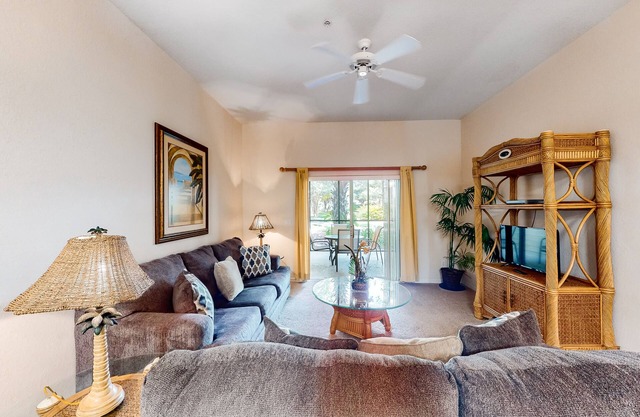 First-floor condo w/restaurant, near theme parks, basketball court, pools