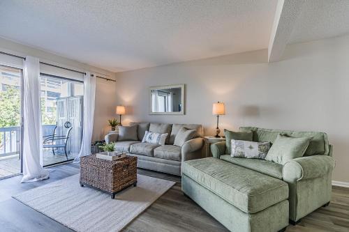 First Floor Condo - Walking distance to beach and pools!
