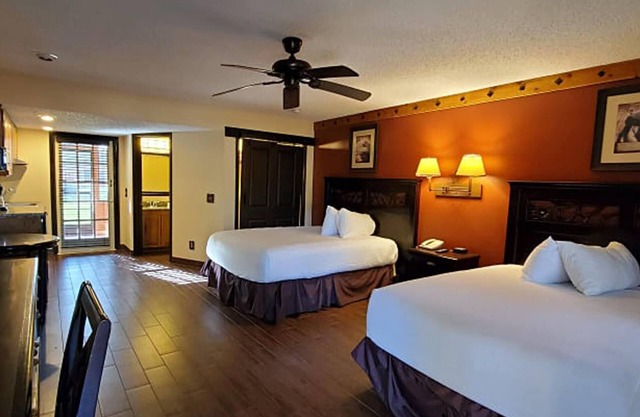 FIRST FLOOR CORNER Suite w/Private Patio! 158
