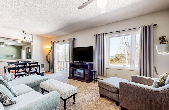 First-floor mountain condo with amazing views, yard, pool, & gym - near skiing