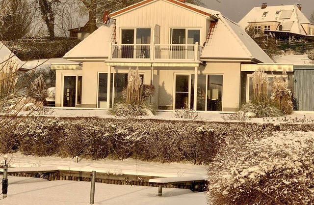 Fischerhus with boat, sauna and fireplace directly on the lake