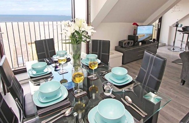 Fisherman's Cottage with amazing sea views - set in old quiet cobbled square