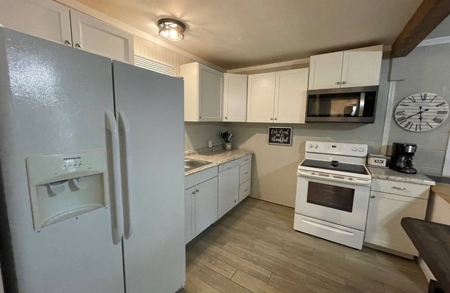 Fisherman's Flat Cozy 3-bedroom cabin short walk to water at Cypress Cove
