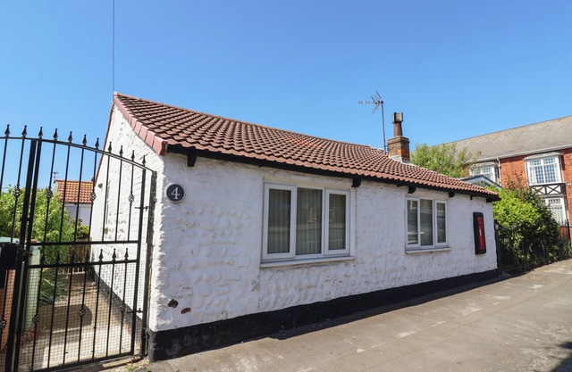 FISHERMANS COTTAGE, pet friendly, with open fire in Withernsea