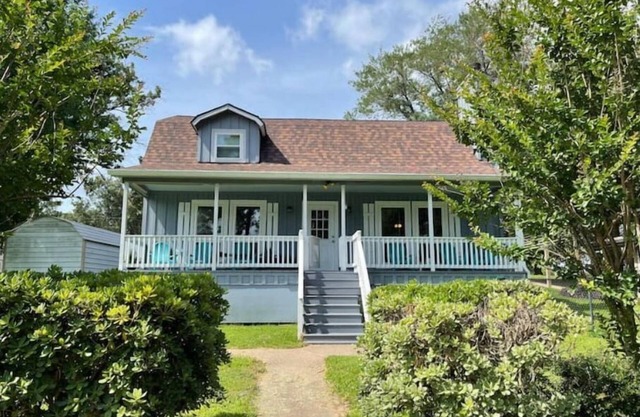 Fishing adventure Lakefront home w/fenced yard